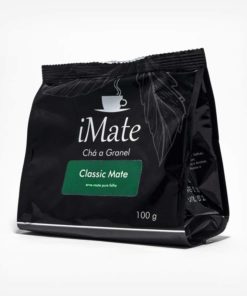 Imagem em fundo cinza claro com pacote preto em 45º triangular em escrito: chá a granel. Classic Mate - Erva-mate pura folha.