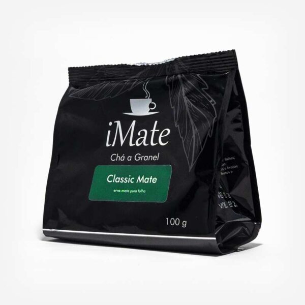 Imagem em fundo cinza claro com pacote preto em 45º triangular em escrito: chá a granel. Classic Mate - Erva-mate pura folha.