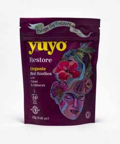 Foto em fundo Cinza pacote roxo de chá para infusão YuYo restore. Com os dizeres orgânico, Rooibos vermelhos, cacau e hibisco em inglês.