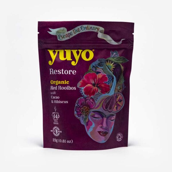 Foto em fundo Cinza pacote roxo de chá para infusão YuYo restore. Com os dizeres orgânico, Rooibos vermelhos, cacau e hibisco em inglês.