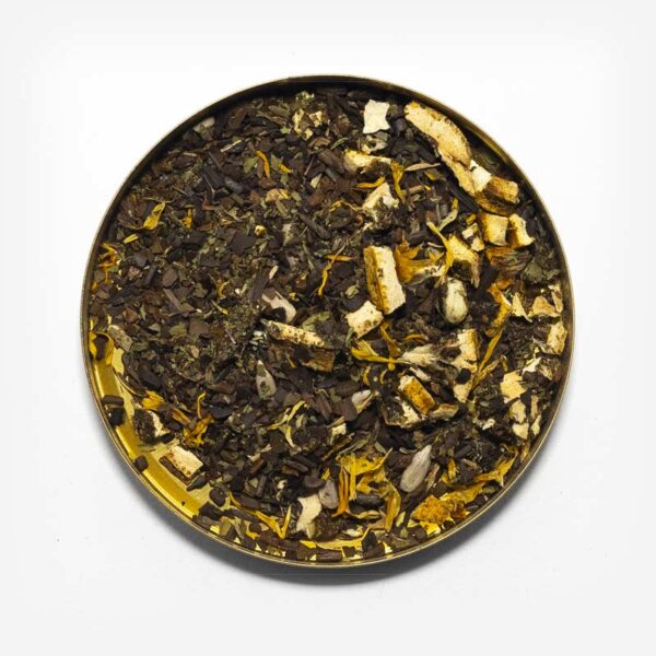 Erva-mate hoje tem sol em recipiente metálico ao centro da imagem. Mistura de erva-mate tostada com laranja, café e flores de girassol.