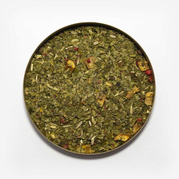 Chá mate matequero norte em recipiente metálico ao centro. Erva-mate verde pura folha com pimenta rosa e funcho.
