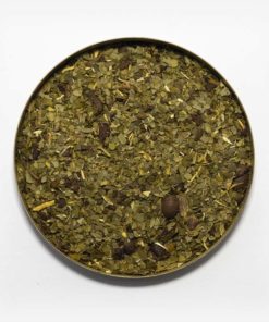 Chá mate matequero nordeste em recipiente metálico ao centro. Fundo cinza claro. Erva-mate verde fresca pura folha com pedaços de grão de café, alcaçuz e cranberry seca.