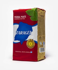Erva-mate Taragui pacote vermelho em 45º com logo em azul em formato do país da argentina com os dizeres Taragui. Folhas de mate desenhada no canto superior direito.