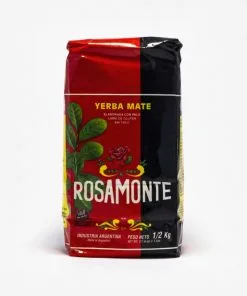 Pacote vermelho e preto da Rosamonte de frente. Erva-mate Argentina de 500g. Fundo da imagem em cinza claro.