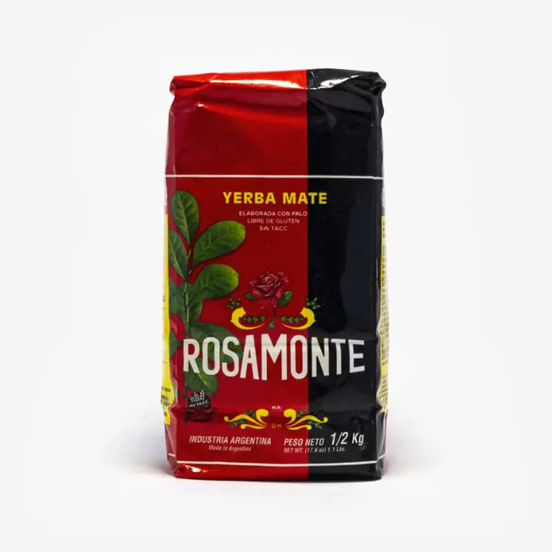 Pacote vermelho e preto da Rosamonte de frente. Erva-mate Argentina de 500g. Fundo da imagem em cinza claro.