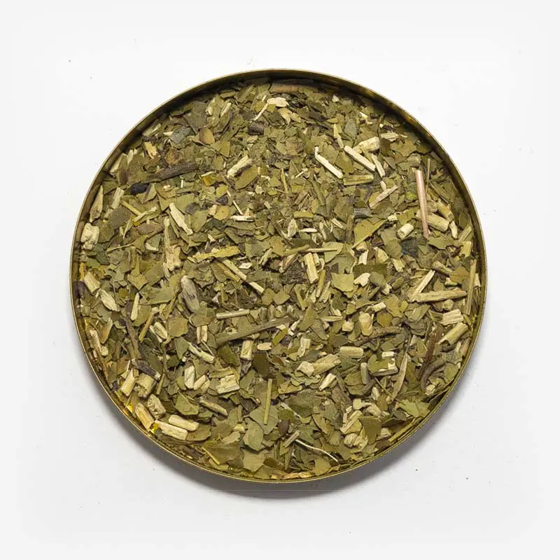 Foto de uma tampa arredonda com erva-mate descansada em seu interior. Erva-mate com presença de palito e folhas bem grossas. Nenhum pó. Pouca presença de palitos.