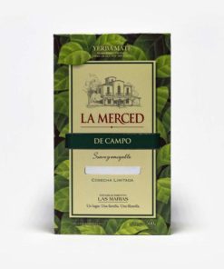 Pacote de La Merced de Campo 500 gramas com folhas de erva-mate verde desenhada por todo ele. Em escrito La Merced em vermelho e De campo em fundo verde escuro.