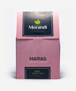 Pacote de Erva-mate Marias na cor rosa 500 gramas, com detalhes quadrados em azul escuro e nome da erva-mate Morandi em branco. Em cima duas folhas verdes de erva-mate. Pacote de 500 gramas.