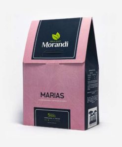 Pacote de Erva-mate Marias em 45º na cor rosa, com detalhes quadrados em azul escuro e nome da erva-mate Morandi em branco. Em cima duas folhas verdes de erva-mate. Pacote de 500 gramas.