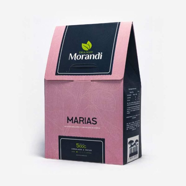 Pacote de Erva-mate Marias em 45º na cor rosa, com detalhes quadrados em azul escuro e nome da erva-mate Morandi em branco. Em cima duas folhas verdes de erva-mate. Pacote de 500 gramas.