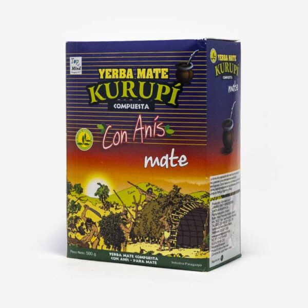 Pacote de erva-mate Kurupi 500 gramas no ângulo de 45º. Pacote azul com ilustração de um pôr do sol. Erva-mate saborizada com anís. Para tereré.