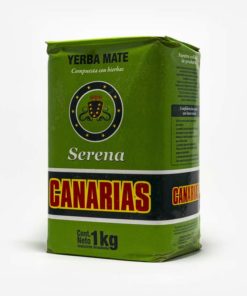 Erva-mate Canárias de 1 quilo no ângulo de 45 graus. Pacote verde. Em escrito: Yerba Mate - Composta com ervas. Canarias Serena.