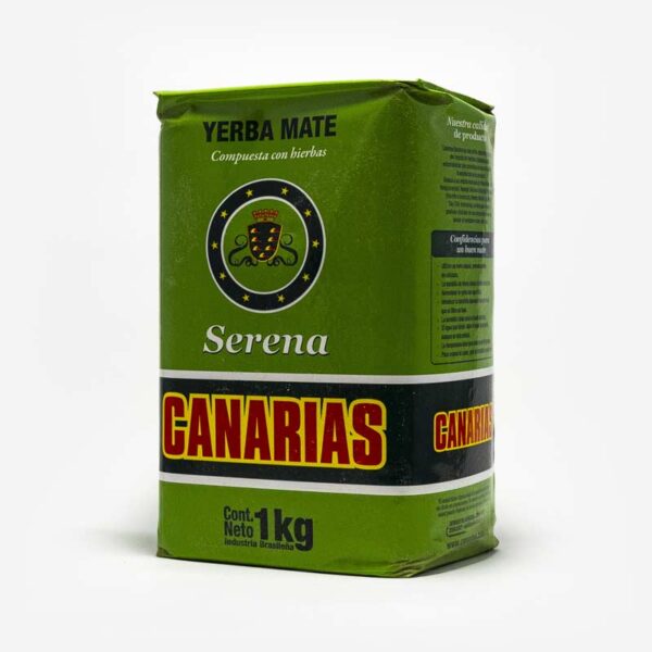 Erva-mate Canárias de 1 quilo no ângulo de 45 graus. Pacote verde. Em escrito: Yerba Mate - Composta com ervas. Canarias Serena.