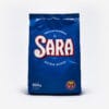Erva-mate Sara em fundo cinza claro. Pacote azul com letras brancas. Em escrito: Erva-mate Elaborada Sara. Extra Suave. 500 gramas.