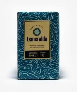 Erva-mate Esmeralda 1 quilo padrão uruguaio. Erva-mate com pacote azul e folhas de erva mate desenhas em azul claro. Rótulo pardo no centro. Em escrito: Erva-mate Esmeralda, 1 quilo