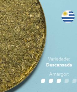 Erva-mate Padrão Uruguaio em recipiente metálico na metade esquerda da imagem. Bandeira circular do uruguai no canto superior direito. Em escrito: Variedade descansada. Amargor nível 3 de 5.