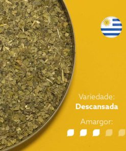 Erva-mate Canarias em recipiente metálico ocupando metade esquerda da imagem. Fundo laranja. Bandeira circular do uruguai no canto superior direito. Em escrito: Variedade Descansada. Amargor nível 3 de 5.