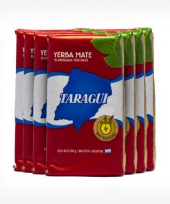 Pacotes de Erva-mate Taragui pacote vermelho com logo em azul em formato do país da argentina com os dizeres Taragui. Folhas de mate desenhada no canto superior direito.
