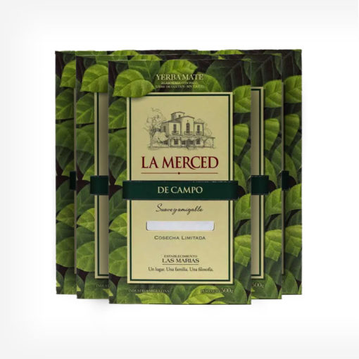 Pacotes de La Merced de Campo 500 gramas com folhas de erva-mate verde desenhada por todo ele. Em escrito La Merced em vermelho e De campo em fundo verde escuro.