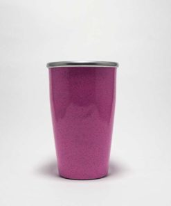 Copo de tereré em fundo branco. Capacidade de 300 mls. Copo rosa com pontilhados pretos por todo o copo.