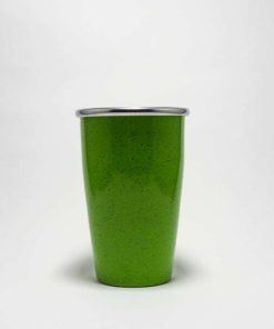 Copo de tereré em fundo branco. Capacidade de 300 mls. Copo verde com pontilhados pretos por todo o copo. .