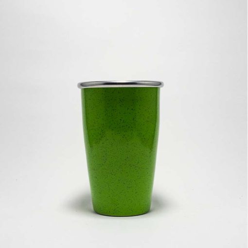 Copo de tereré em fundo branco. Capacidade de 300 mls. Copo verde com pontilhados pretos por todo o copo. .