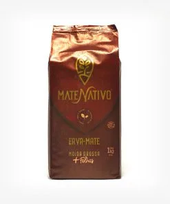 Erva-mate Chimarrão Mate Nativo Moída Grossa, pacote de 1 quilo em fundo branco. Pacote vermelho escuro com detalhes em amarelo e com logo escrita em amarelo. Em escrito: Mate Nativo, erva-mate moída grossa + folhas.