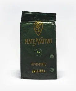 Erva-mate Chimarrão Mate Nativo Original, pacote de 1 quilo em fundo branco. Pacote verde escuro com detalhes em amarelo e com logo escrita em amarelo. Em escrito: Mate Nativo, erva-mate original.