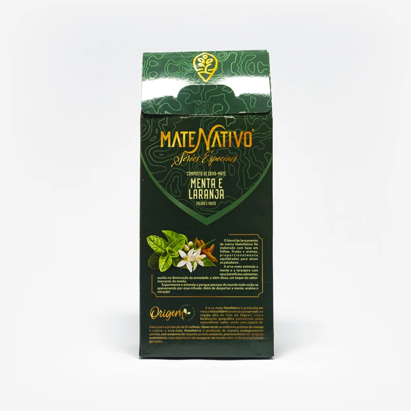 Composto de erva-mate com menta e laranja. Pacote de 500 gramas em fundo branco virado de costas. Pacote verde escuro com detalhes em amarelo. Em escrito: Mate Nativo Series Especiais composto de erva-mate menta e laranja. Maiores informações ilegíveis.