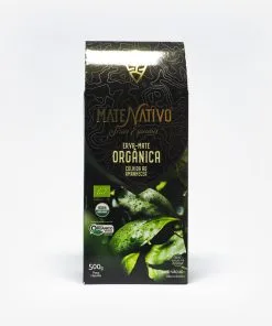 Erva-mate orgânica colhida no amanhecer. Pacote de 500 gramas em fundo branco. Pacote preto com detalhes cinzas. Fotografia de folhas de erva-mate com orvalho no pacote. Em escrito: Matet Nativo, series especiais. Erva-mate Orgânica colhida ao amanhecer.