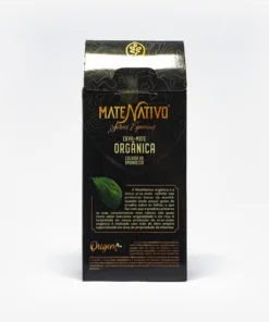 Erva-mate orgânica colhida no amanhecer. Pacote de 500 gramas em fundo branco virada de costas. Pacote preto com detalhes cinzas. Pacote verde escuro com detalhes em amarelo e com logo escrita em amarelo. Maiores informações ilegíveis.