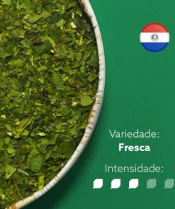 Erva-mate Castelhana Premium pura folha em recipiente metálico ocupando metade esquerda da imagem. Fundo verde escuro e bandeira do Paraguai circular no canto superior direito. Em escrito: Variedade Fresca com intensidade nível 3 de 5.