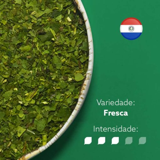 Erva-mate Castelhana Premium pura folha em recipiente metálico ocupando metade esquerda da imagem. Fundo verde escuro e bandeira do Paraguai circular no canto superior direito. Em escrito: Variedade Fresca com intensidade nível 3 de 5.