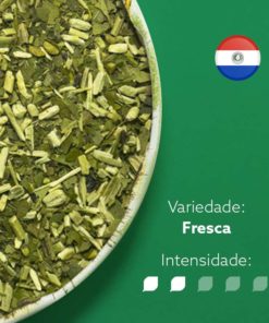 Erva-mate Castelhana pura folha em recipiente metálico ocupando metade esquerda da imagem. Fundo verde escuro e bandeira do Paraguai circular no canto superior direito. Em escrito: Varidade fresca com intensidade nível 2 de 5.