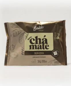Pacote de chá mate magna em fundo cinza claro. Pacote com tons de marrom. Detalhes escuros no canto superior direito, formando um triângulo. Em escrito: Baldo, novo chá mate magna. Chá mate tostado. 25 gramas.
