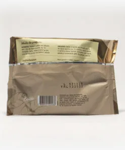 Pacote de chá mate magna em fundo cinza claro de costas. Pacote com tons de marrom. Modo de preparo disponível na descrição do produto.