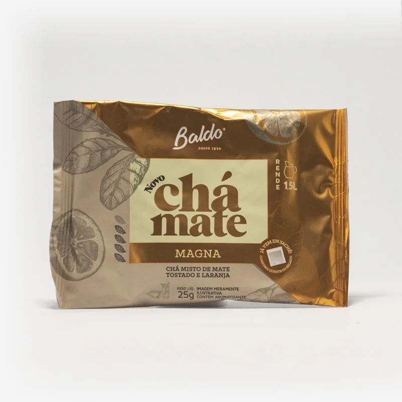 Pacote de chá mate magna em fundo cinza claro. Pacote com tons de marrom com laranja. Detalhes laranjas no canto superior direito, formando um triângulo. Em escrito: Baldo, novo chá mate magna. Chá misto de mate tostado e laranja. 25 gramas.