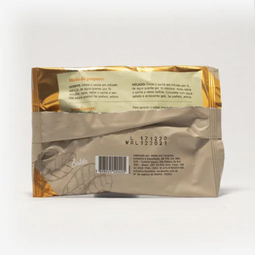 Pacote de chá mate magna em fundo cinza claro de costas. Pacote com tons de marrom com laranja. Modo de preparo disponível na descrição do produto.
