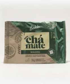 Pacote de chá mate magna em fundo cinza claro. Pacote com tons de marrom com verde. Detalhes verdes no canto superior direito, formando um triângulo. Em escrito: Baldo, novo chá mate magna. Chá misto de mate tostado, laranja e limão sabor limão. 25 gramas.