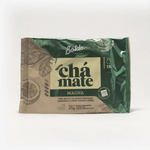 Pacote de chá mate magna em fundo cinza claro. Pacote com tons de marrom com verde. Detalhes verdes no canto superior direito, formando um triângulo. Em escrito: Baldo, novo chá mate magna. Chá misto de mate tostado, laranja e limão sabor limão. 25 gramas.