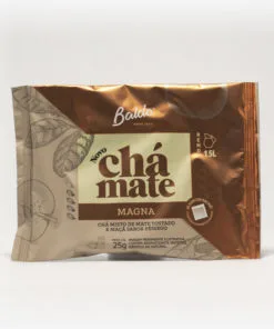 Pacote de chá mate magna em fundo cinza claro. Pacote com tons de marrom com laranja escuro. Detalhes laranja escuro no canto superior direito, formando um triângulo. Em escrito: Baldo, novo chá mate magna. Chá misto de mate tostado e maçãs sabor pêssego.