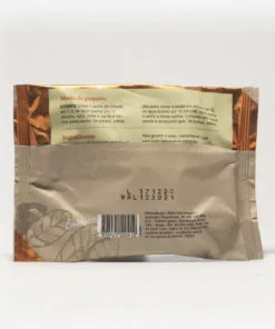 Pacote de chá mate magna em fundo cinza claro de costas. Pacote com tons de marrom com laranja escuro. Modo de preparo disponível na descrição do produto.