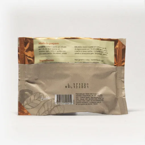 Pacote de chá mate magna em fundo cinza claro de costas. Pacote com tons de marrom com laranja escuro. Modo de preparo disponível na descrição do produto.