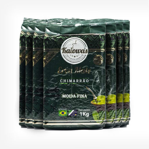 Pacotes de Erva-mate Kaiowas em fundo branco. Erva-mate de 1 quilo com pacote verde escuro. Em escrito: Kaiowas erva-mate premium. Erva-mate de chimarrão moida fina.