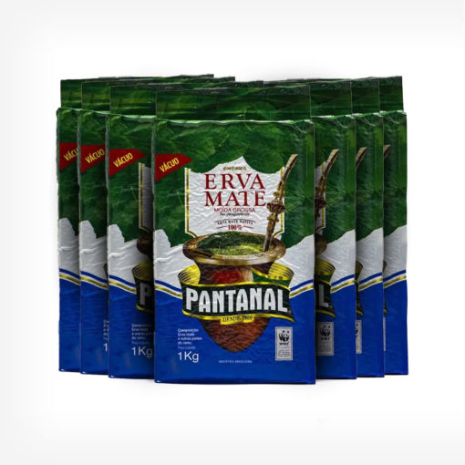 Pacotes Erva-mate Pantanal 1 quilo. Pacote em 3 cores de cima para baixo. Verde, branco e Azul respectivamente. Cuia de Chimarrão Grafada no centro. Em escrito: Erva-mate Moída Grossa 100% nativa.