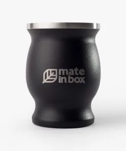 Cuia Inox Preta Fosca em fundo Branco. Cuia com dupla parede de aço inox. Logo centralizada em alto relevo.