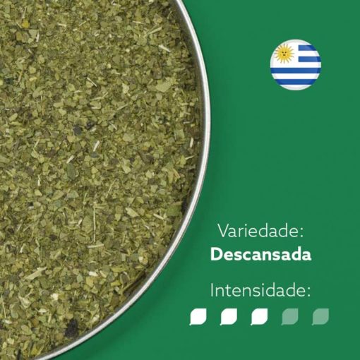 Erva-mate Yacuy padrão Uruguaio em recipiente metálico ocupando metade esquerda da imagem. Fundo Verde e bandeira do Uruguai circular no canto superior direito. Em escrito: Varidade Descansada com intensidade nível 3 de 5.
