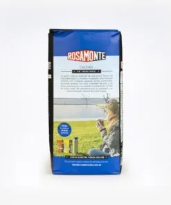 Erva-mate sem galhos/palitos para mate. Erva-mate descansada sem palitos em fundo branco. Pacote Azul e Preto. Erva-mate para Terere.