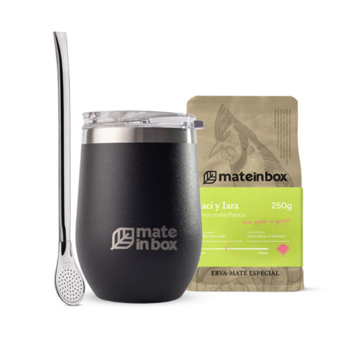 Kit Cuia Chaco com Bomba e Blend de Erva-mate. Fundo branco. Cuia preta fosca com logo mate in box em relevo em inox. Copo térmico capacidade 350 emiéles.